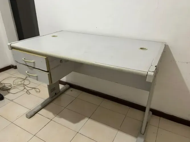 mesa de estudo com gaveta