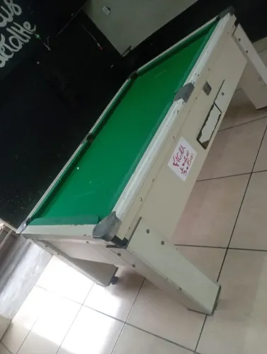 Mesa vai com 7 tacos 2 jogos de bolas lisa e numerada e com 30 fichas