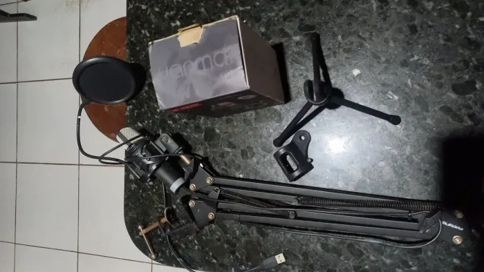 Microfone com braço articulado 