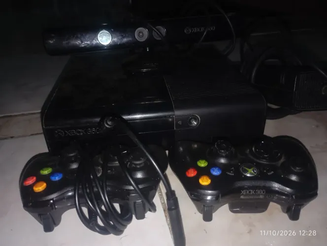 Xbox desbloqueado com dois controles é Kinect, vem com um HD de 350 GB ( não faço entrega)