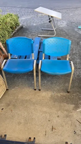 Vendo cadeira de escritório de plastico com pés de ferro