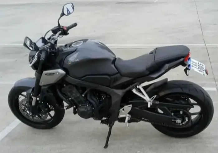 Vende se cb 650r ou troca se por algo de meu interesse 