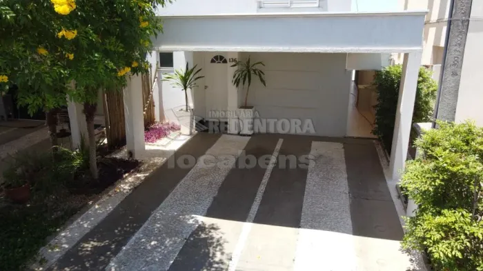 Casa com 04 dormitórios, 2 vagas cobertas, no Condomínio Green Village III.