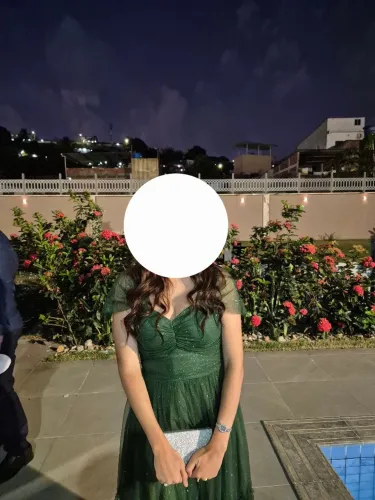 Vestido de festa verde oliva.