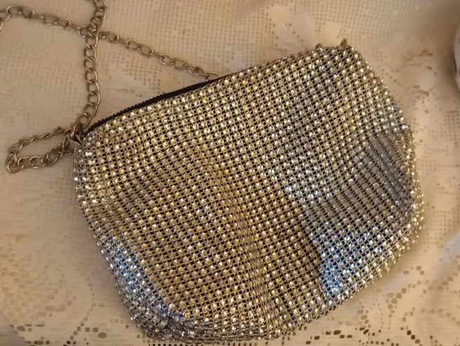 Bolsa prateada com pedras brilhantes