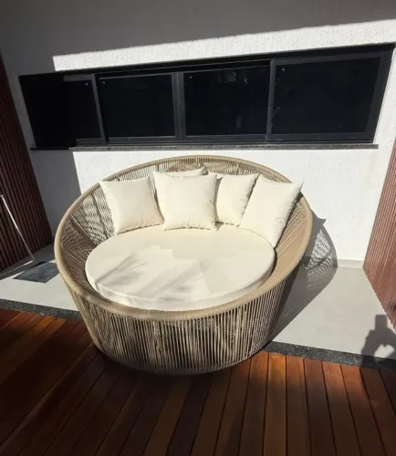 Sofá chaise em alumínio com fibra sintética e cordão naval