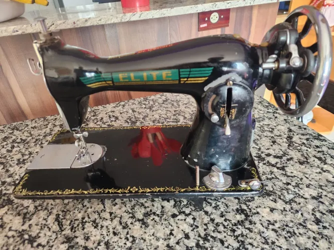 Maquina Costura Reta Elite Decoração ou para uso ( Descrição Abaixo)