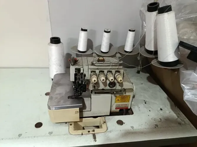 Máquina Overloque Industrial com Mesa e Pedal