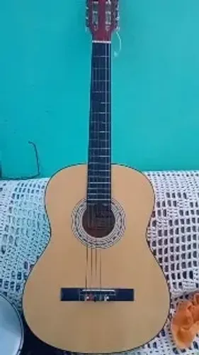 Instrumentos musicais : violão e pandeiro