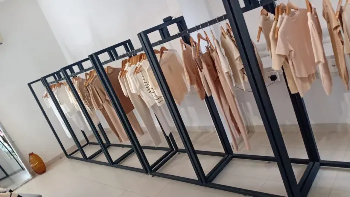 OPORTUNIDADE: 9 metros de araras de roupa móveis