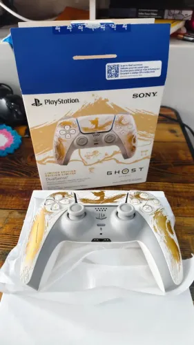Joystick controle PS5 edição Ghost of Yotei dourado