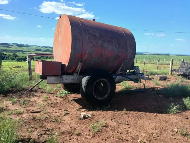 Tanque para água com bomba 2 polegadas e chassis reforçado.