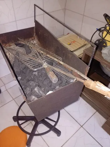 Churrasqueira giratória com barra de ferro bitola 14 nova acompanha espetos