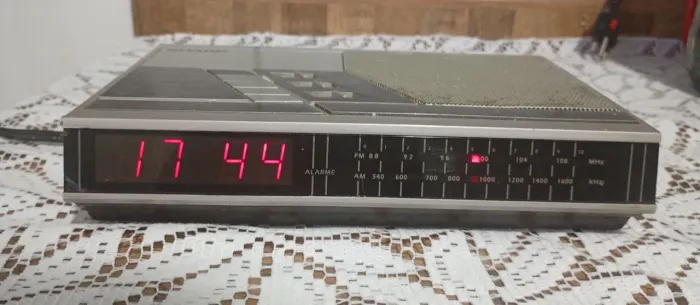 Radio despertador antigo.