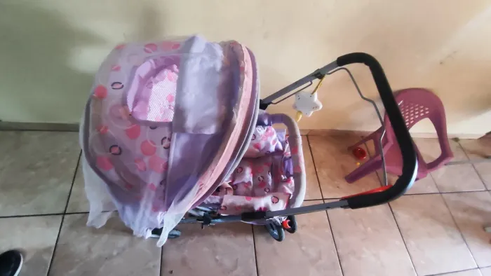 Carrinho de bebê menina