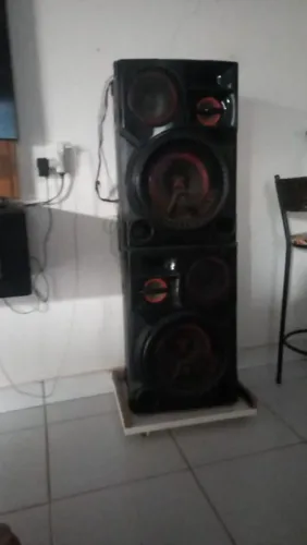 Apenas as caixas de som