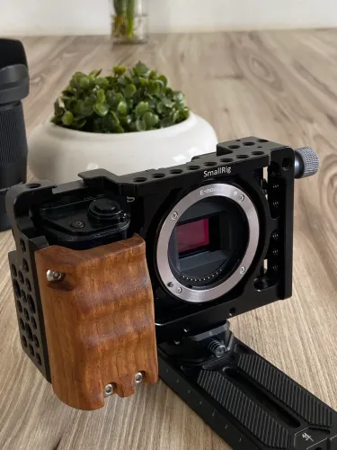 Câmera Sony A6000 + Cage / somente corpo