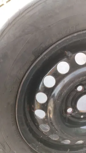 Vendo pneu aro 14 175/70 R14  nao tem furo e nao esta empenado 