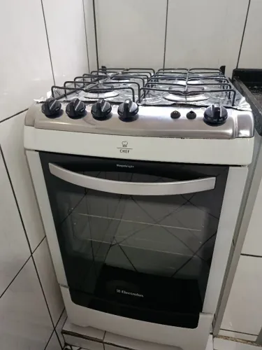 Fogão 4 bocas Electrolux chef branco. Ótimo estado de conservação.