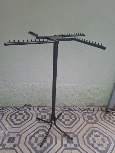 Arara de roupa giratória