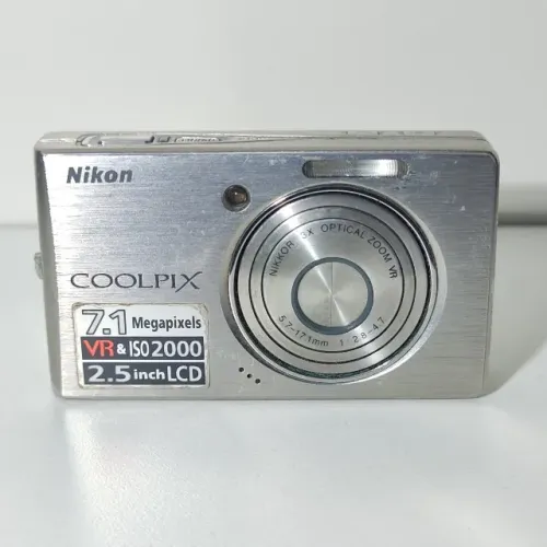 Câmera Digital Nikon Coolpix S500 17.1MP 5x Prata com Acessórios e Brinde (Leia)