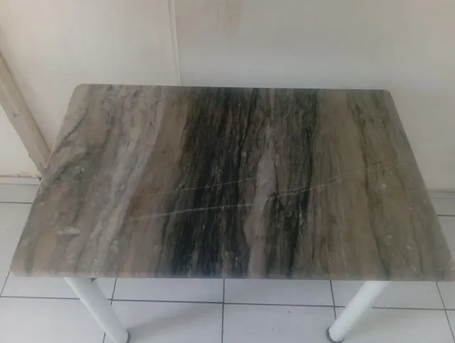 Mesa com pedra