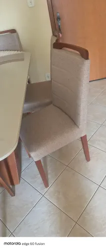Mesa com 6 cadeiras estofadas