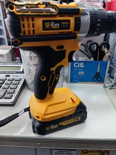 Furadeira e parafusadeira 250,00 (promoção)