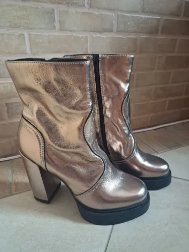 Bota couro metalizada 