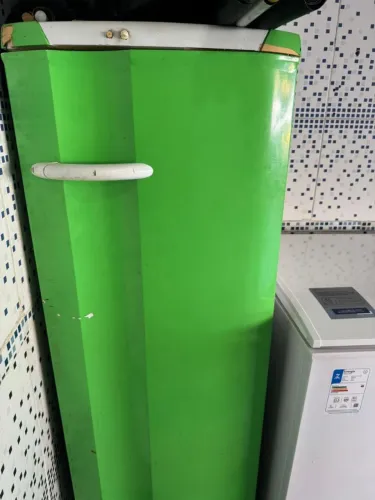 2 geladeiras gelando bem.