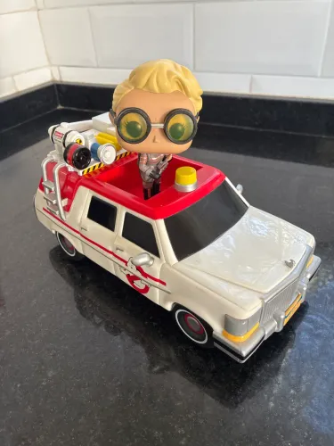Funko Pop Rides Ghostbusters Ecto-1 com Jillian Holtzmann #23 - Original