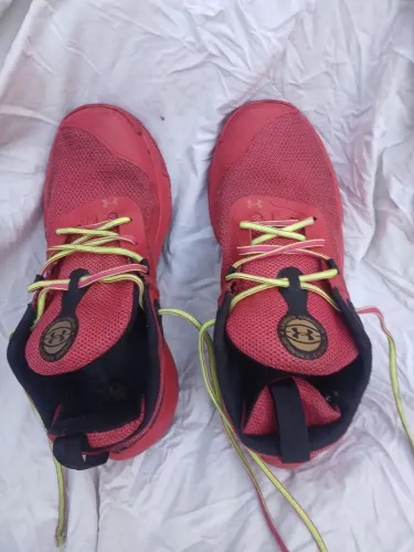 Vendo um lindo tênis feminino número 39 /40 reais