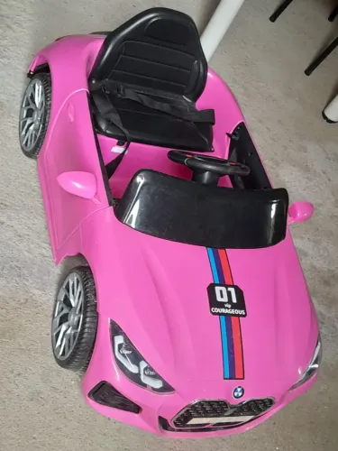 Carro elétrico feminino 