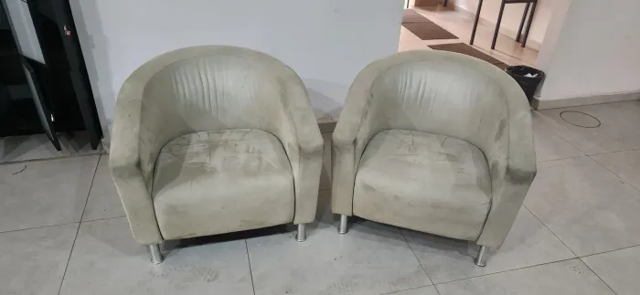 Par de poltronas para recepção bege com pés metálicos