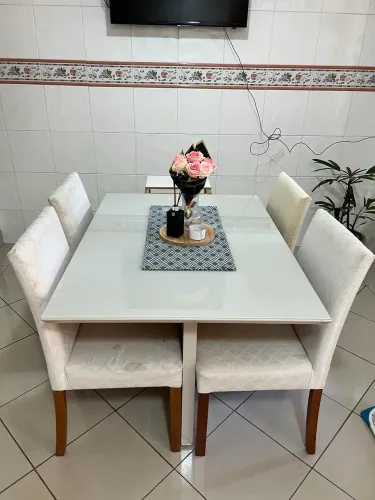 Mesa de jantar com 4 cadeiras