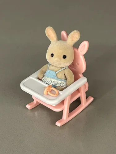Bebê Coelho Chocolate no Cedeirão familia sylvanian