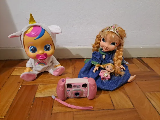 Bonecas e câmera fotográfica infantil