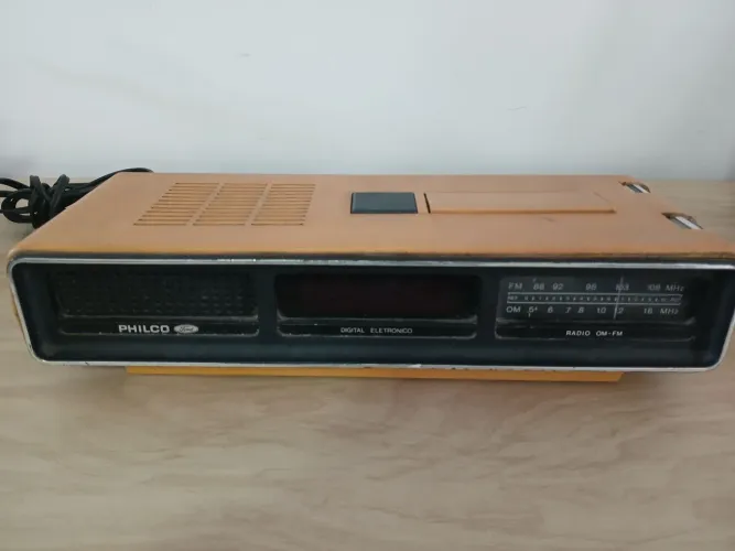 Rádio relógio Ford com defeito