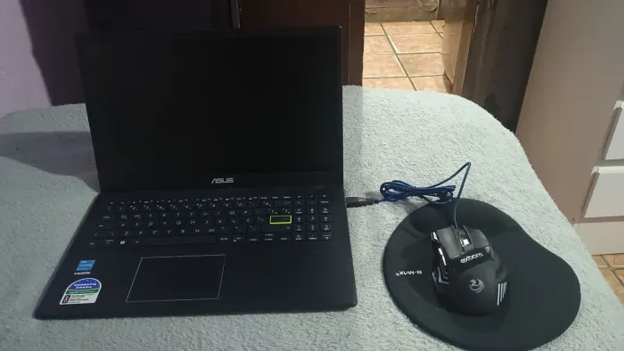 Notebook Asus + mouse gamer + Mousepad