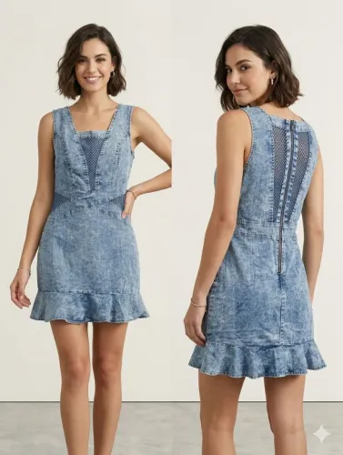 Vestido jeans acid wash curtinho com detalhes em tela (arrastão) na cintura e no decote.