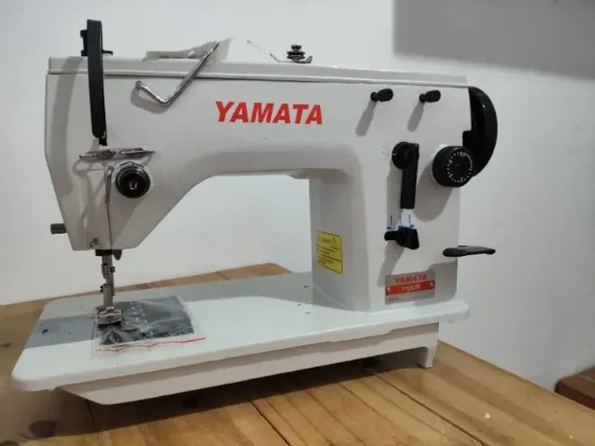 Máquina de Costura Reta Industrial Yamata FY8700 Completa ? Nova na Caixa