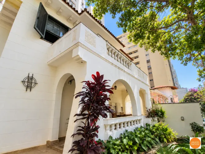 Casa Tombada para Locação em Lourdes | 241 m² | 7 Quartos | Uso Comercial ou Residencial
