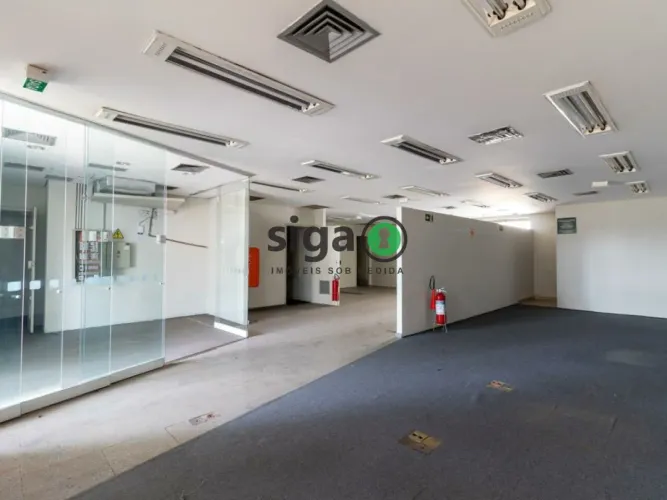 Loja no térreo com 180m², com 6 salas e 3 banheiros para Locação ou Venda em Alto de Pinhe