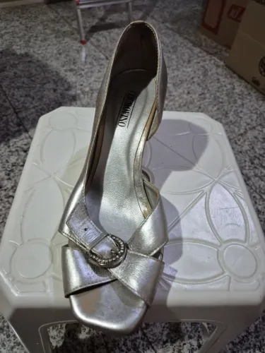 Sandália Couro Fino na cor prata