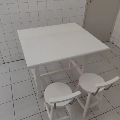 Mesa dobrável branca ideial para cozinha pequena