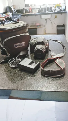 Câmera fotográfica Cânon SL3 com bolsa, carregador e cartão de memória de 32 GB.