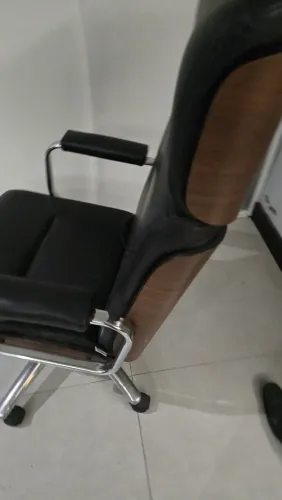 Cadeira Executiva Eames Time-Life - Couro e Madeira Nogueira (Estado de Nova)