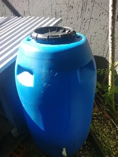 Bombona 200L Azul, com tampa rosca e torneina de dreno.