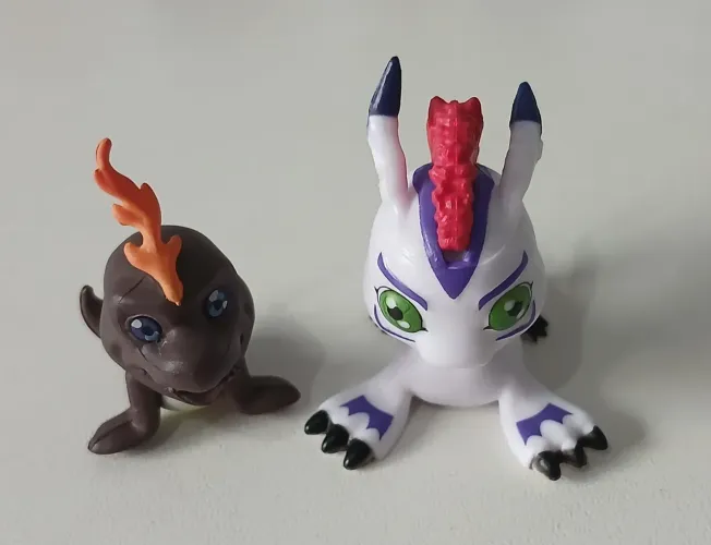 LOTE DUPLA BONECOS ACTION FIGURES MINIATURAS DIGIMON PUKAMON E GOMAMON