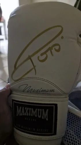 Luva de boxe maximum autografada pelo tetracampeão mundial, acelino popó